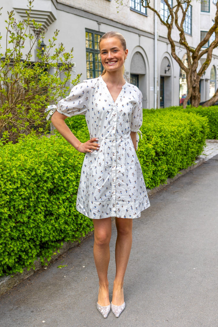 Lia Dress White Anemone Print | Kjoler | Smuk