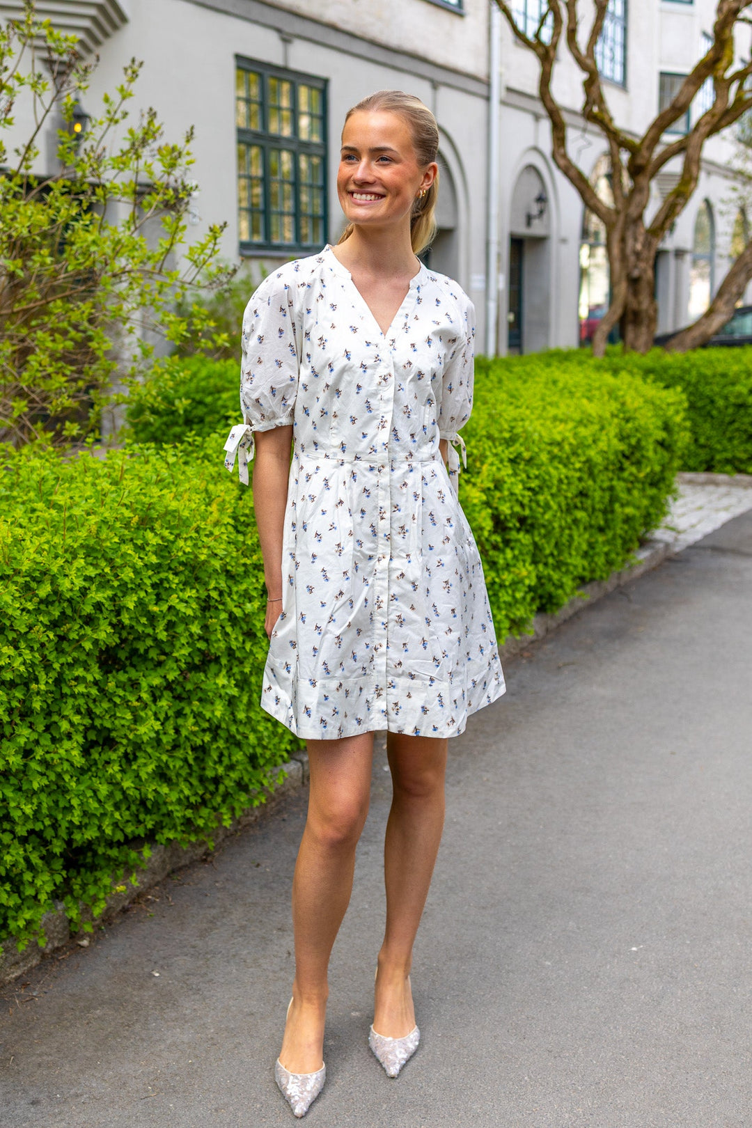 Lia Dress White Anemone Print | Kjoler | Smuk