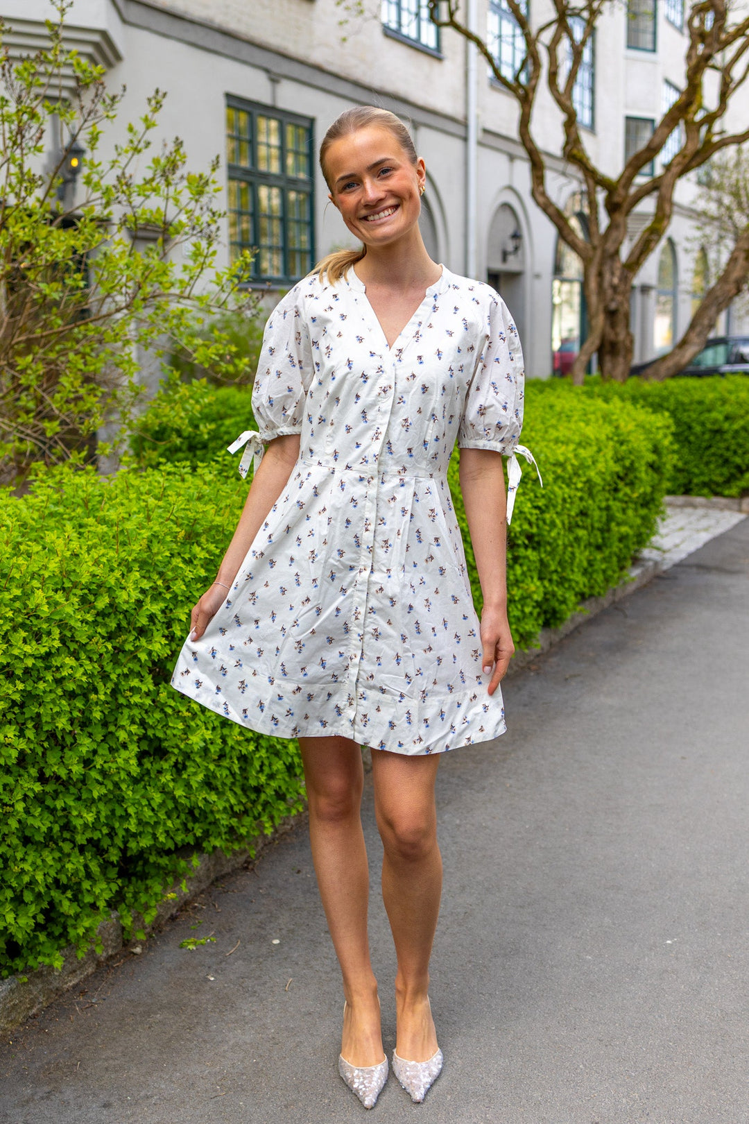 Lia Dress White Anemone Print | Kjoler | Smuk