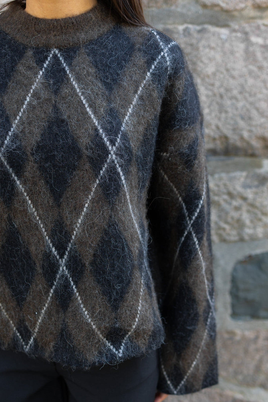 Lulu Brushed Argyle Knit O-Neck Delicioso Black + Birch | Genser | Smuk