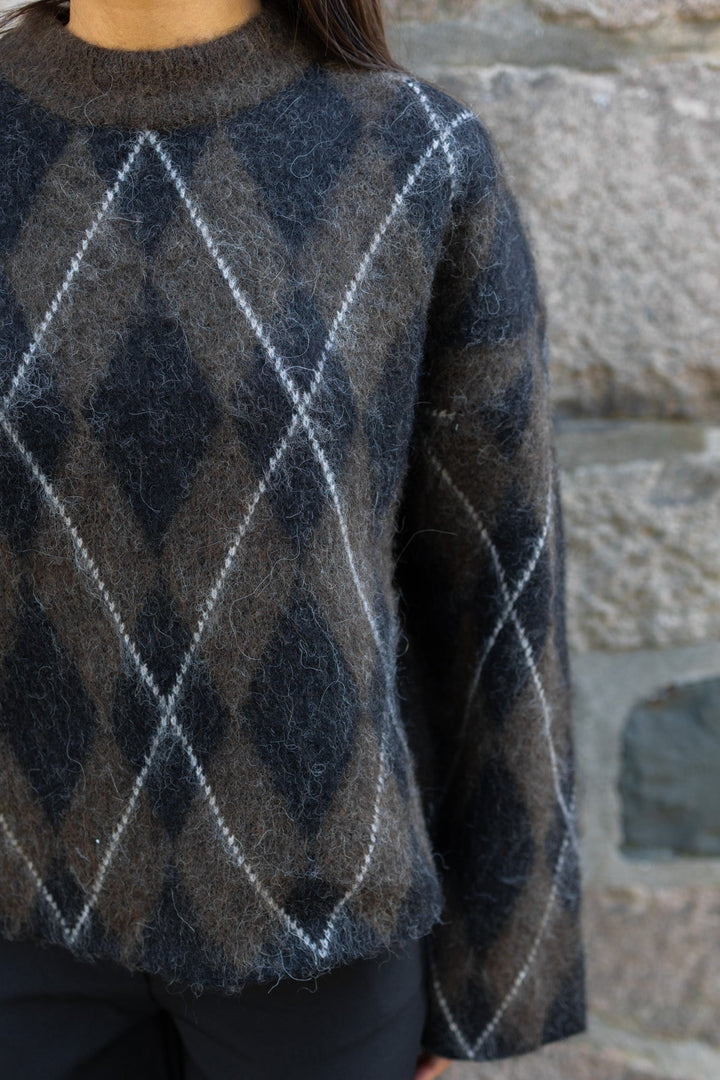 Lulu Brushed Argyle Knit O-Neck Delicioso Black + Birch | Genser | Smuk