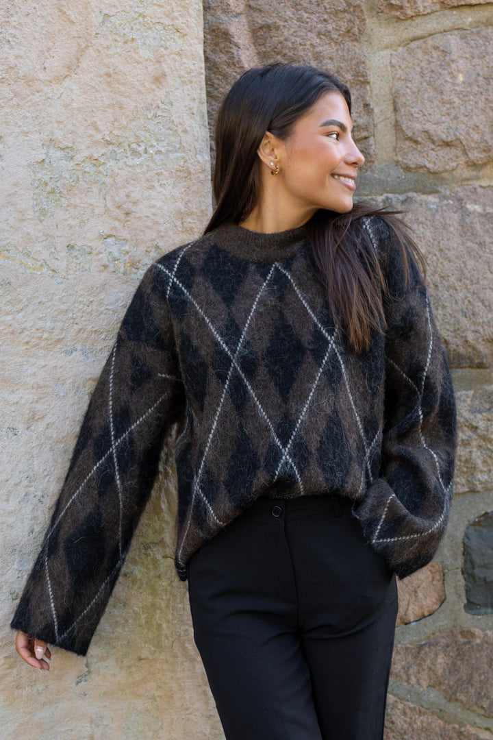 Lulu Brushed Argyle Knit O-Neck Delicioso Black + Birch | Genser | Smuk