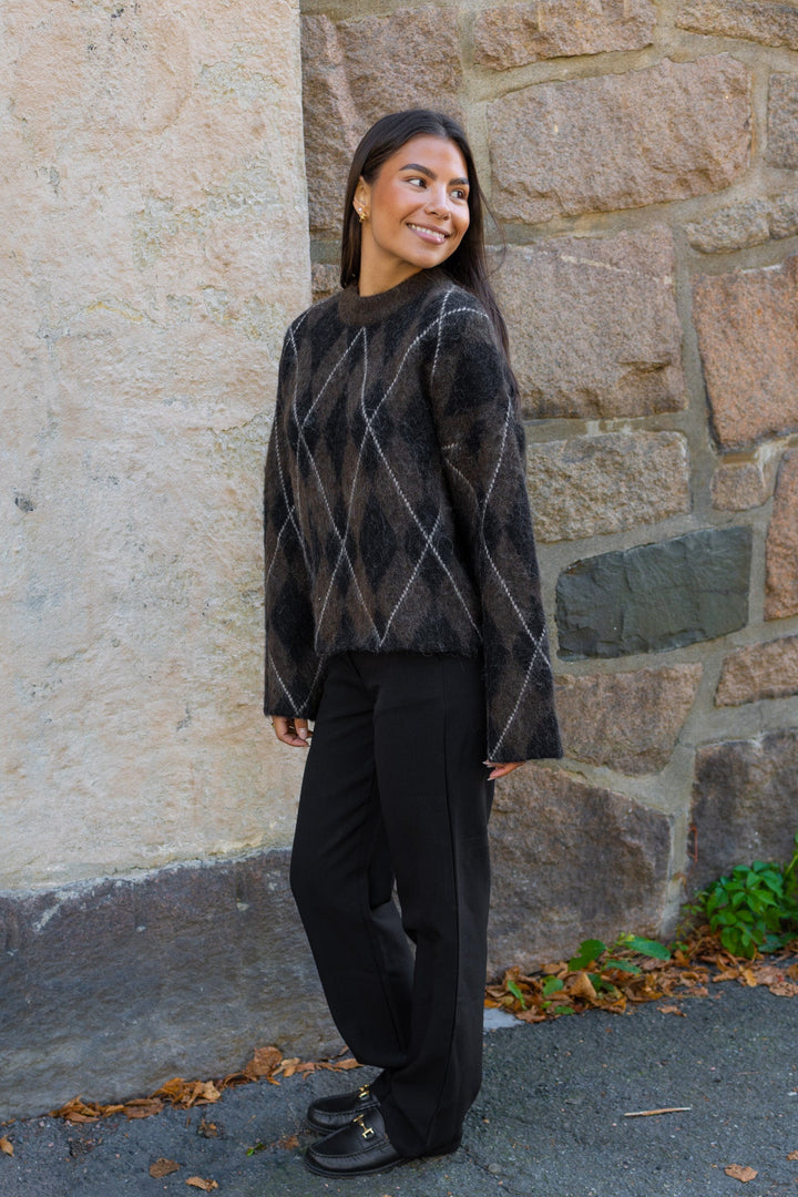 Lulu Brushed Argyle Knit O-Neck Delicioso Black + Birch | Genser | Smuk