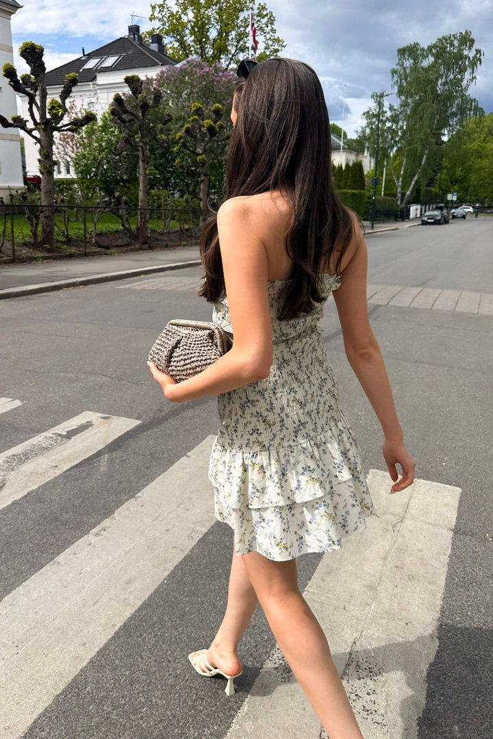 Mikka Smock Print Dress Creme | Kjoler | Smuk - Dameklær på nett