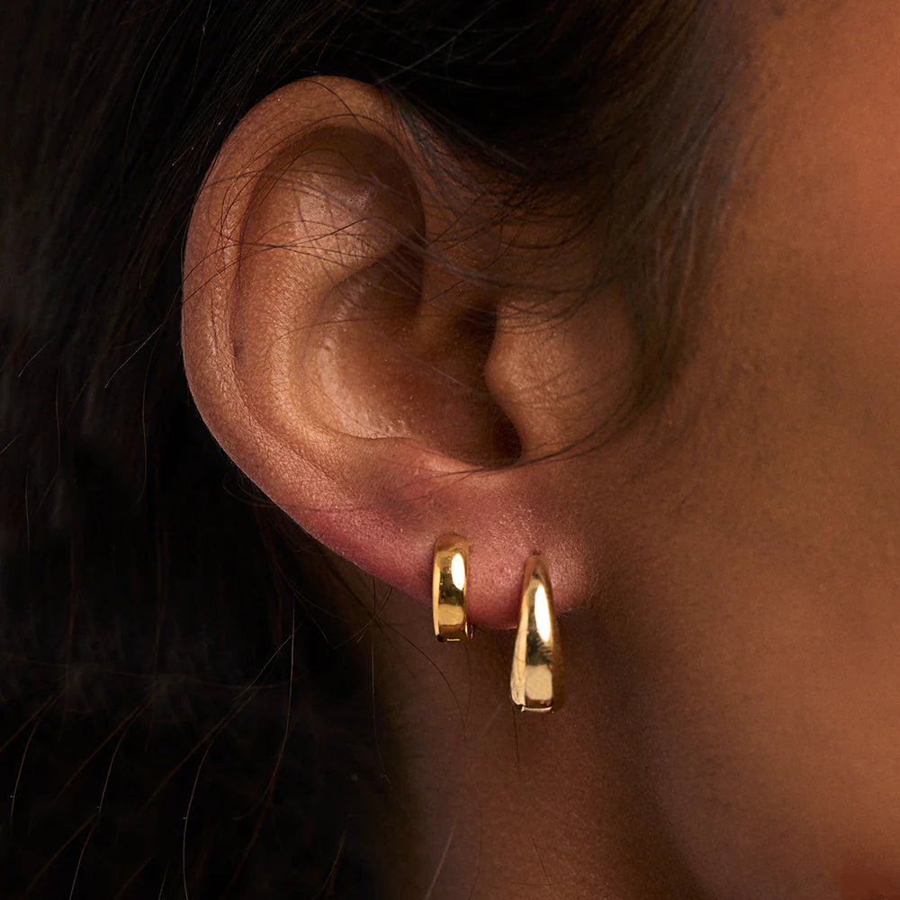 Mini Domed Huggie Hoops Pale Gold | Accessories | Smuk - Dameklær på nett