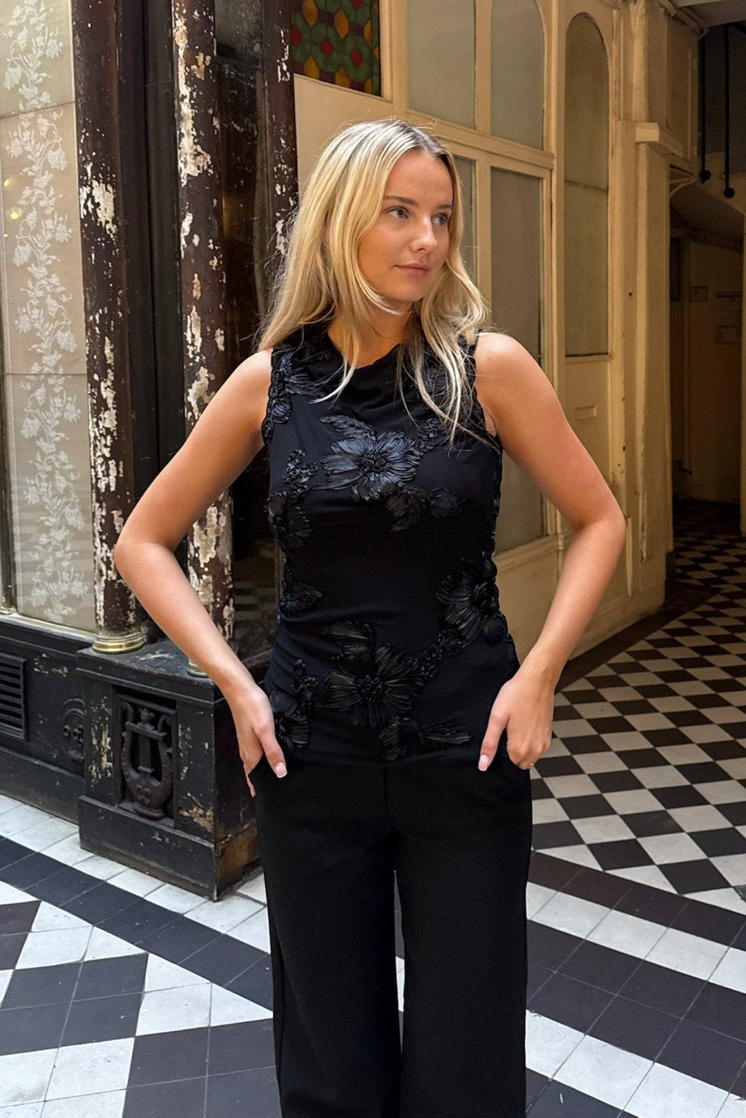 Mira Mesh Top Black Flower | Topper | Smuk - Dameklær på nett