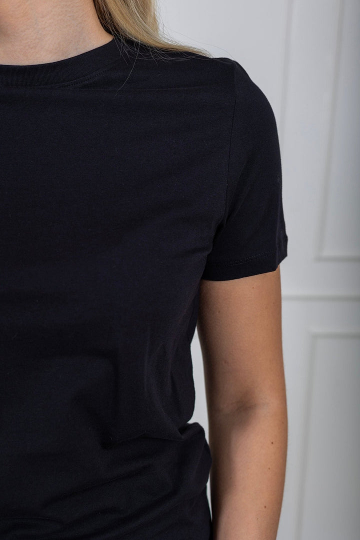 Myessential Ss O - Neck Tee Black | Topper | Smuk - Dameklær på nett