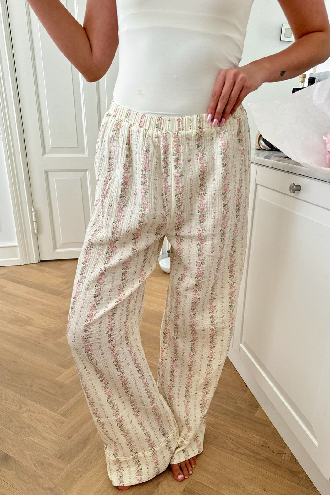 Najaic Pants Light Pink Flower Print | Bukser | Smuk - Dameklær på nett