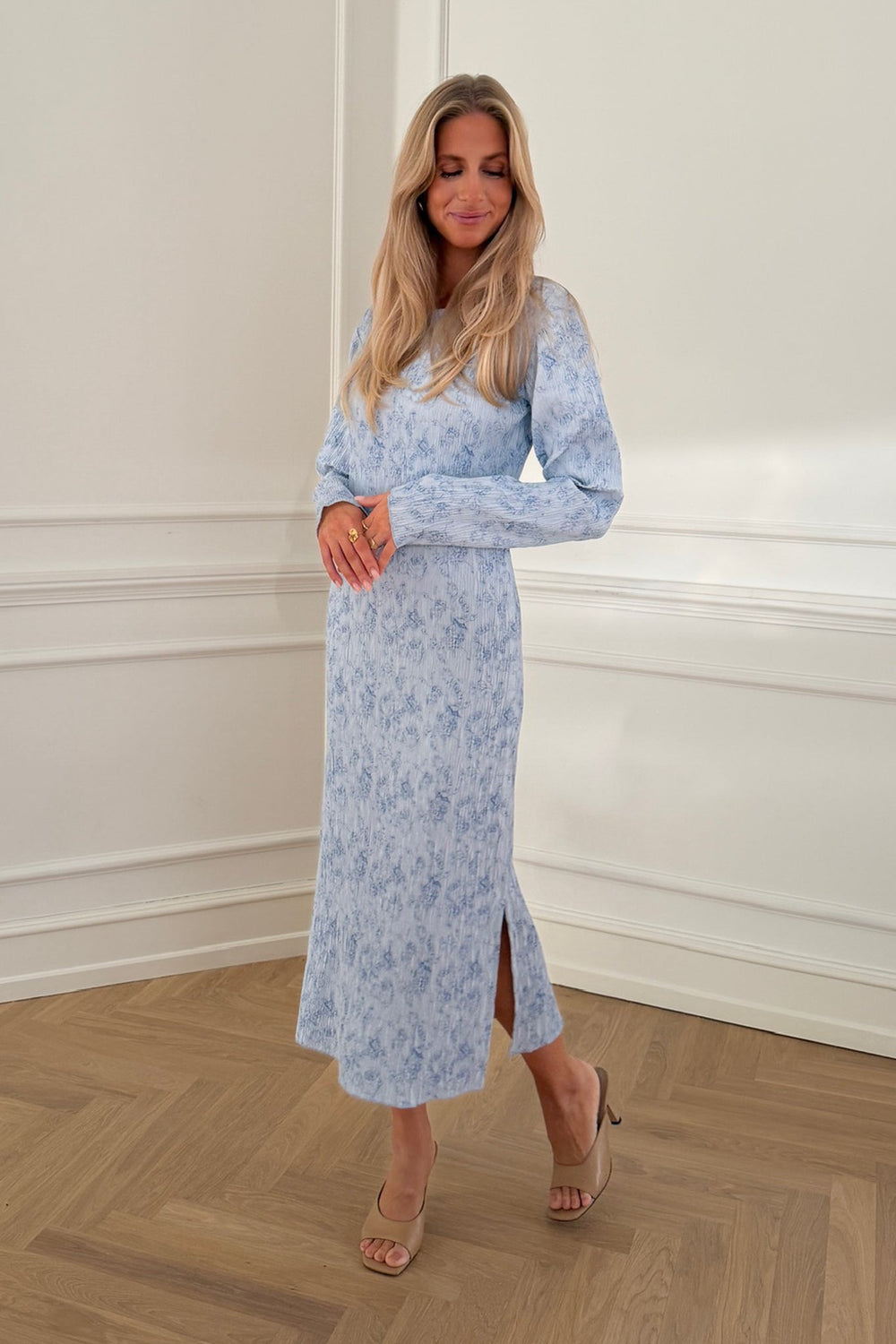 Oda Dress Soft Blue Blossom | Kjoler | Smuk