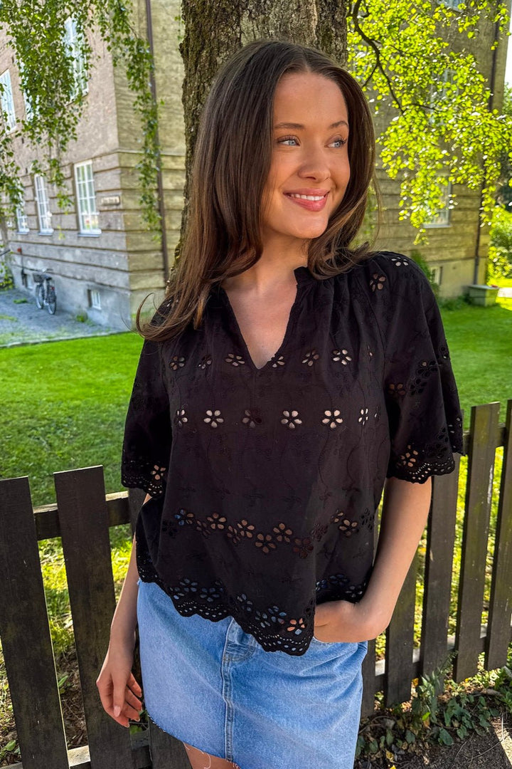 Odet Embroidery Blouse Black | Skjorter og bluser | Smuk - Dameklær på nett