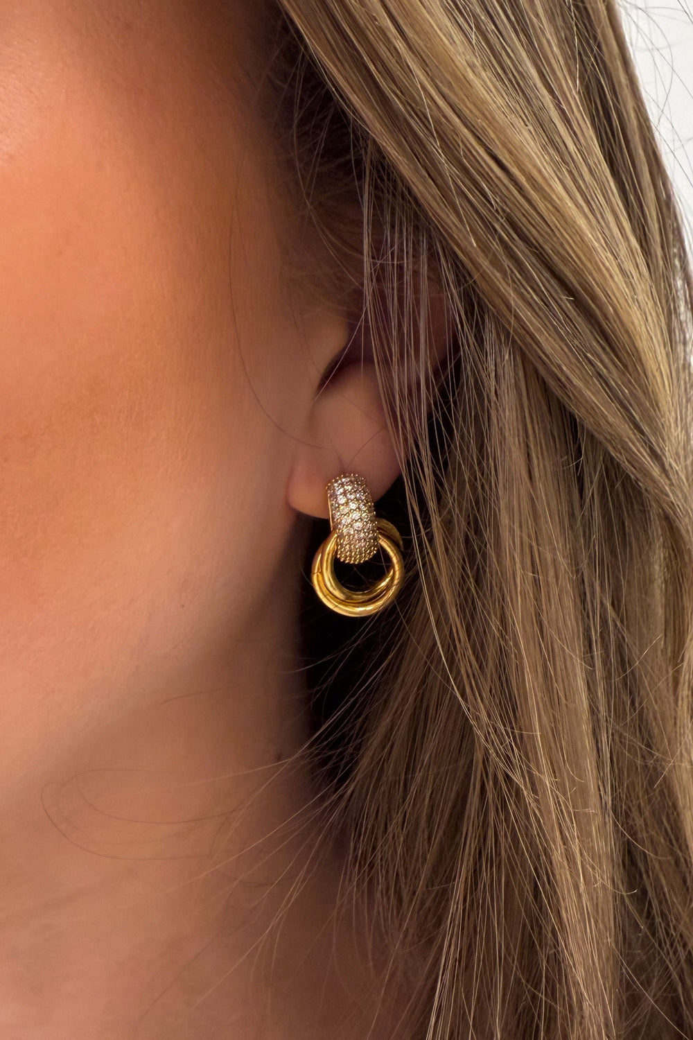 Pave Interlocking Earrings Pale Gold | Accessories | Smuk