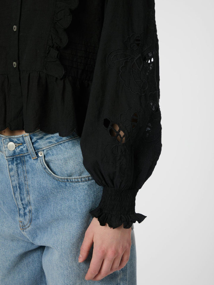 Petrine Embroidery Blouse Black | Skjorter og bluser | Smuk - Dameklær på nett