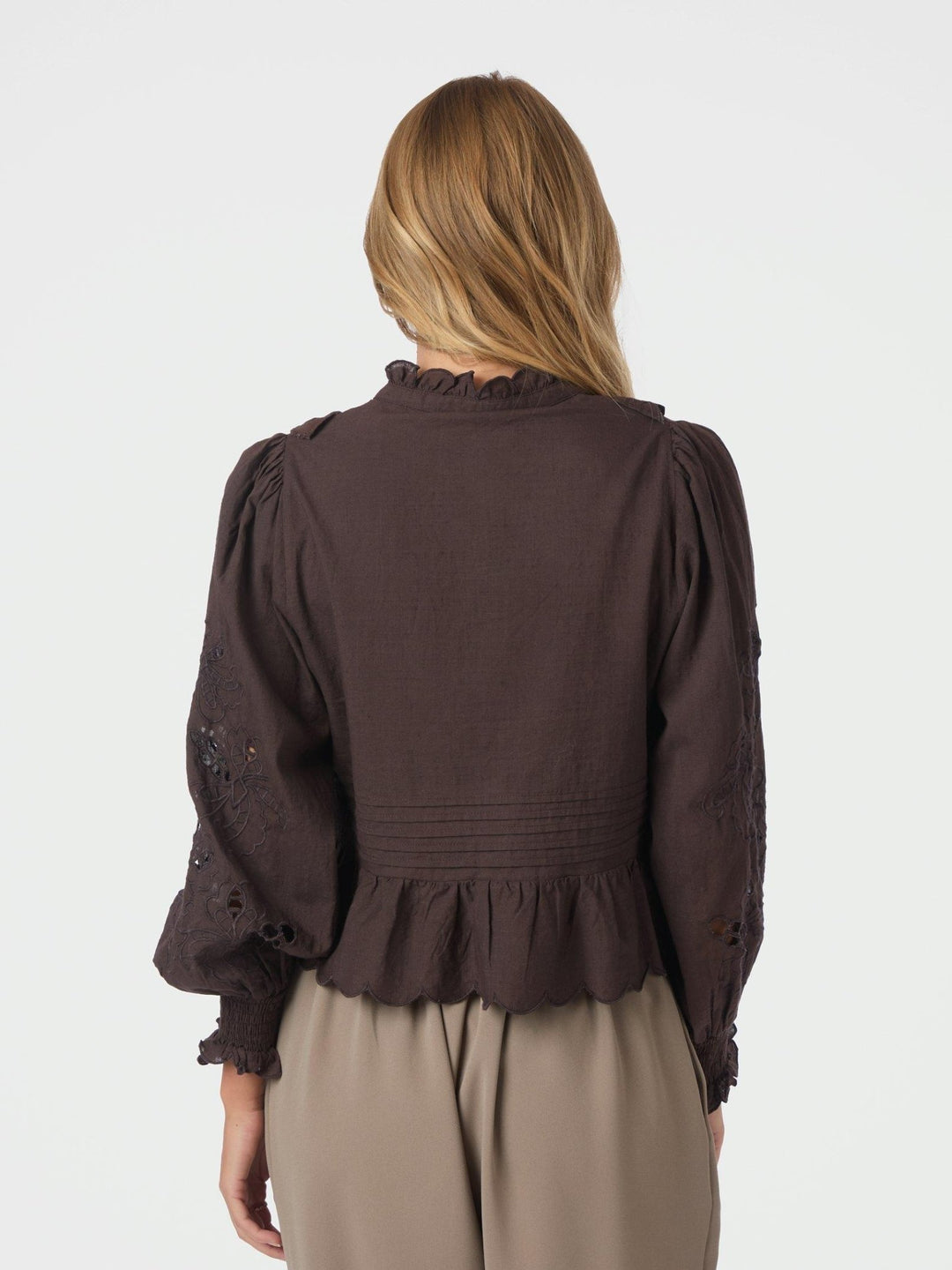 Petrine Embroidery Blouse Dark Brown | Skjorter og bluser | Smuk