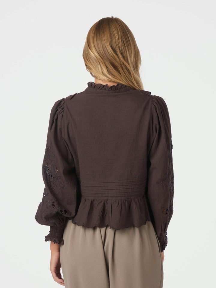 Petrine Embroidery Blouse Dark Brown | Skjorter og bluser | Smuk