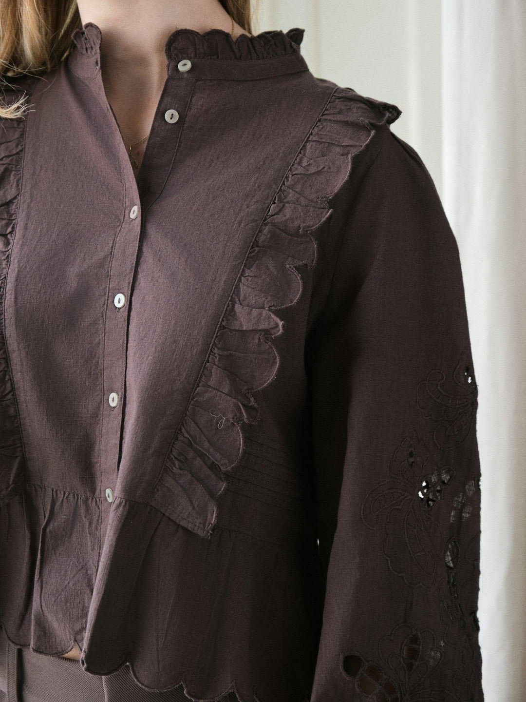 Petrine Embroidery Blouse Dark Brown | Skjorter og bluser | Smuk