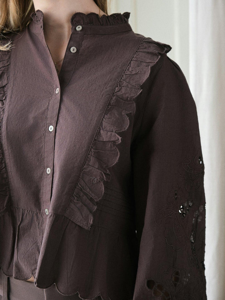 Petrine Embroidery Blouse Dark Brown | Skjorter og bluser | Smuk