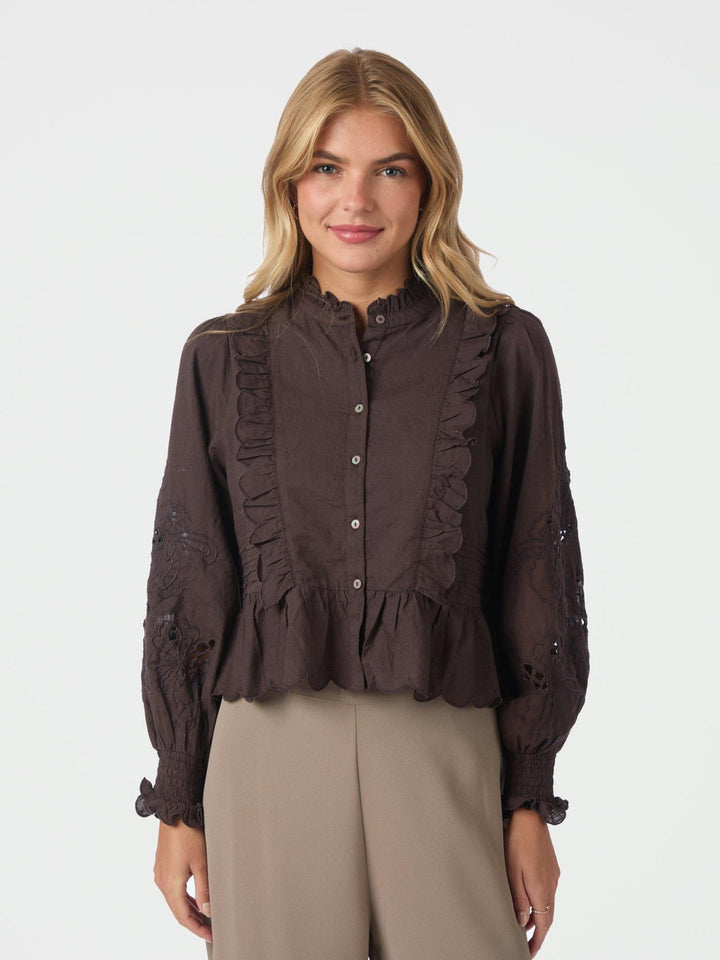 Petrine Embroidery Blouse Dark Brown | Skjorter og bluser | Smuk