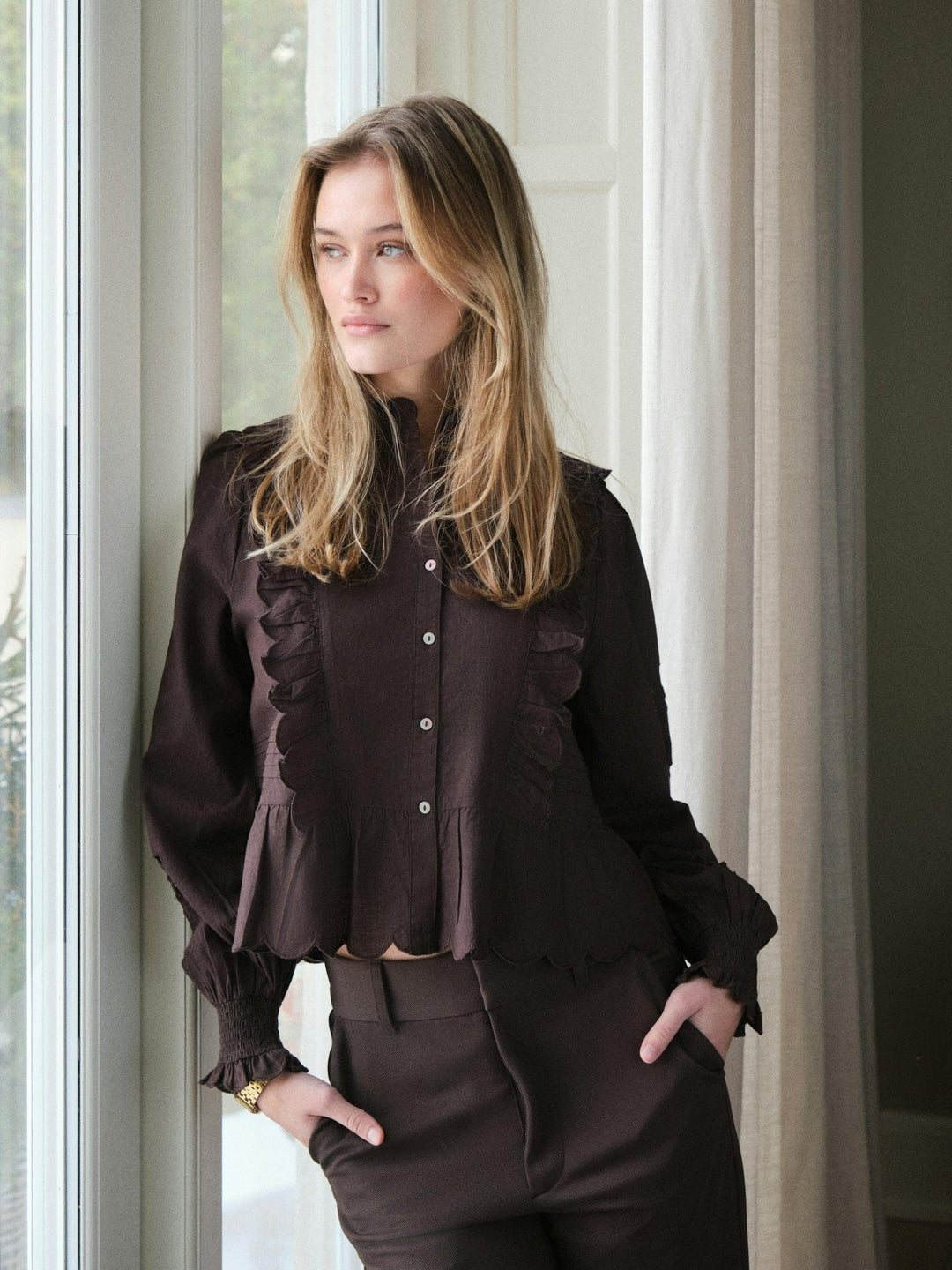 Petrine Embroidery Blouse Dark Brown | Skjorter og bluser | Smuk