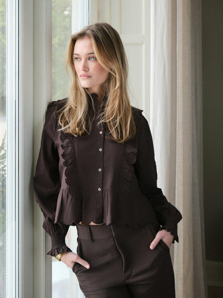 Petrine Embroidery Blouse Dark Brown | Skjorter og bluser | Smuk