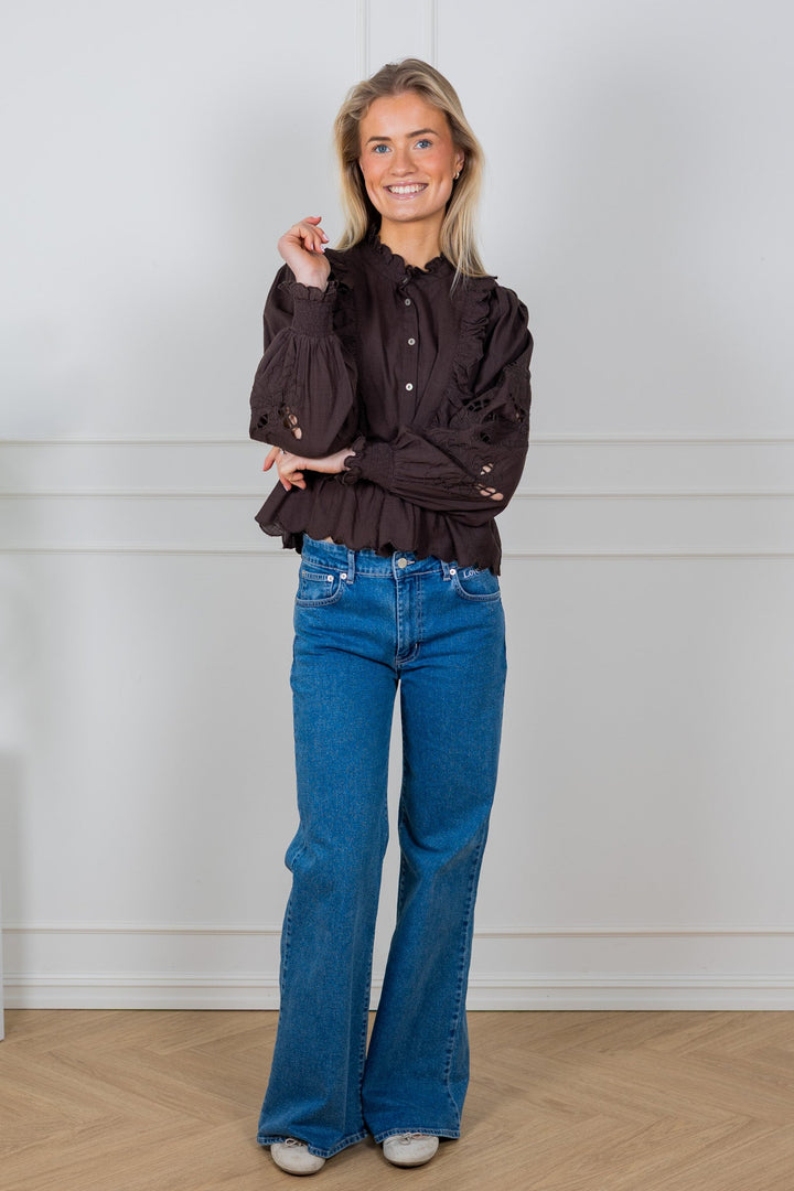 Petrine Embroidery Blouse Dark Brown | Skjorter og bluser | Smuk