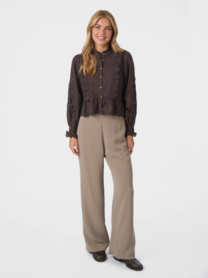Petrine Embroidery Blouse Dark Brown | Skjorter og bluser | Smuk
