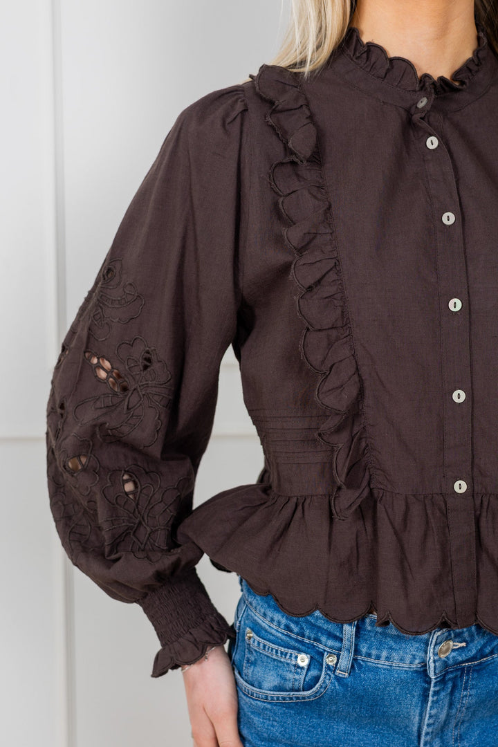 Petrine Embroidery Blouse Dark Brown | Skjorter og bluser | Smuk