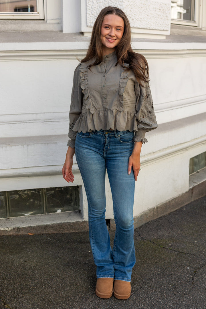 Petrine Embroidery Blouse Smoke Green | Skjorter og bluser | Smuk - Dameklær på nett