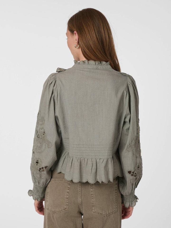 Petrine Embroidery Blouse Smoke Green | Skjorter og bluser | Smuk - Dameklær på nett