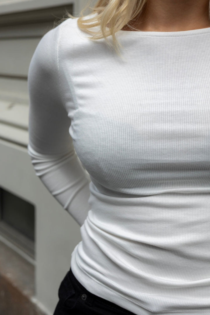 Petronella Rib Boatneck Off - White | Topper | Smuk - Dameklær på nett