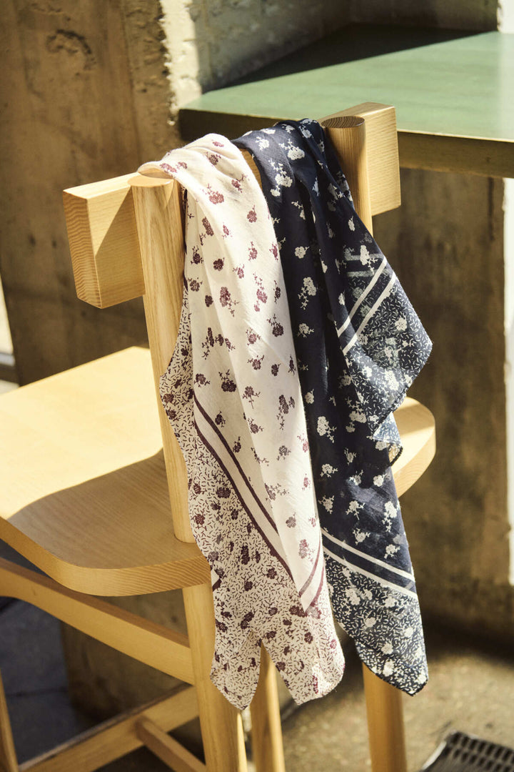 Phi Scarf Dark Navy Fragile Print | Accessories | Smuk - Dameklær på nett