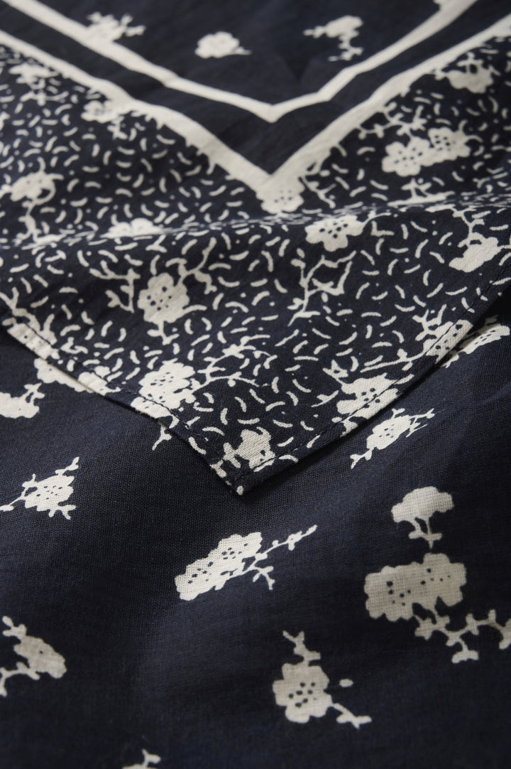 Phi Scarf Dark Navy Fragile Print | Accessories | Smuk - Dameklær på nett