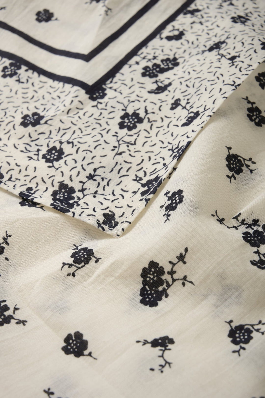 Phi Scarf Whispering White Fragile Print | Accessories | Smuk