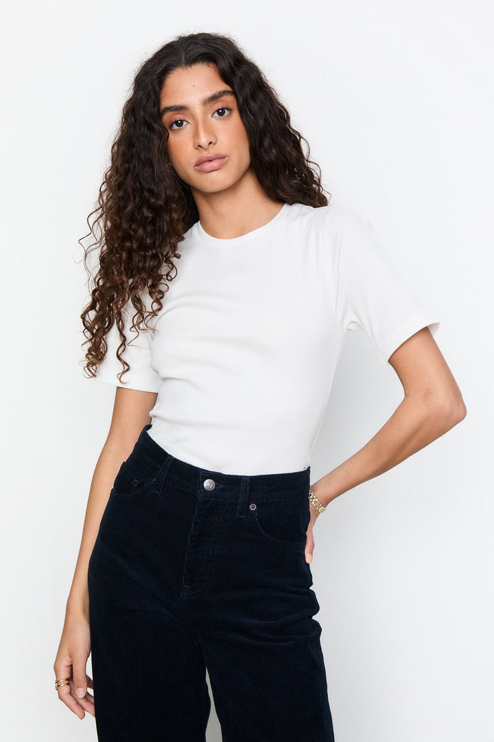 Pippa Rib Tee Off - White | Topper | Smuk - Dameklær på nett