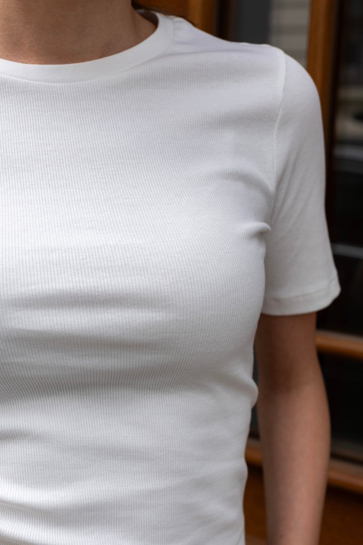Pippa Rib Tee Off - White | Topper | Smuk - Dameklær på nett