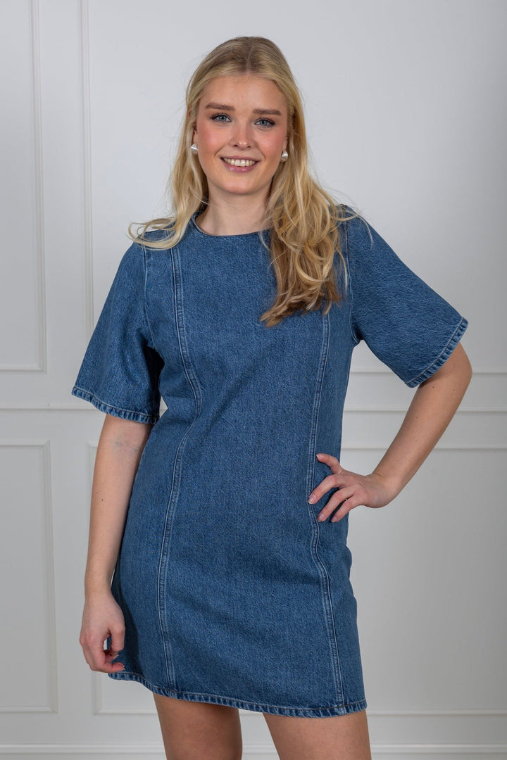 Rie 2/4 Short Dress Medium Blue Denim | Kjoler | Smuk - Dameklær på nett