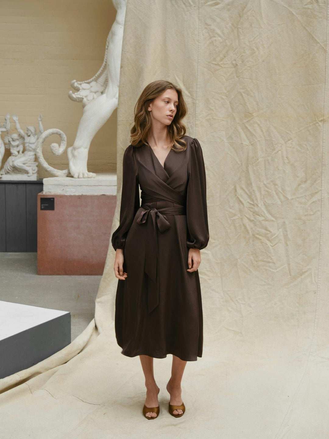 Rimini Heavy Sateen Dress Dark Brown | Kjoler | Smuk - Dameklær på nett