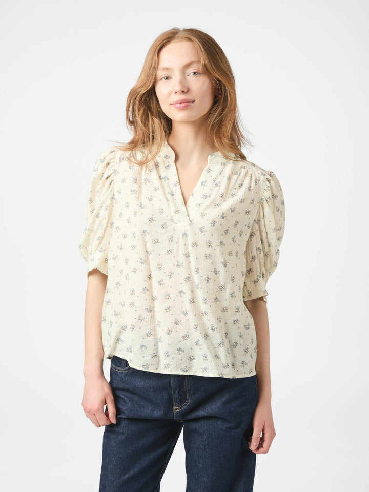 Roella Soft Fleur Blouse Creme | Skjorter og bluser | Smuk - Dameklær på nett