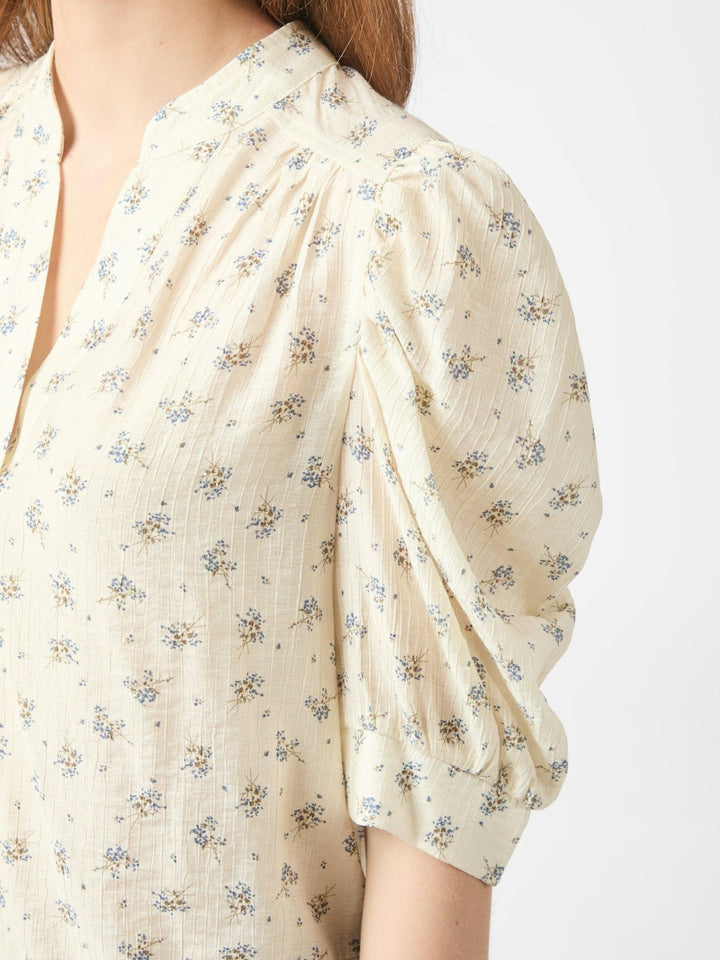 Roella Soft Fleur Blouse Creme | Skjorter og bluser | Smuk - Dameklær på nett