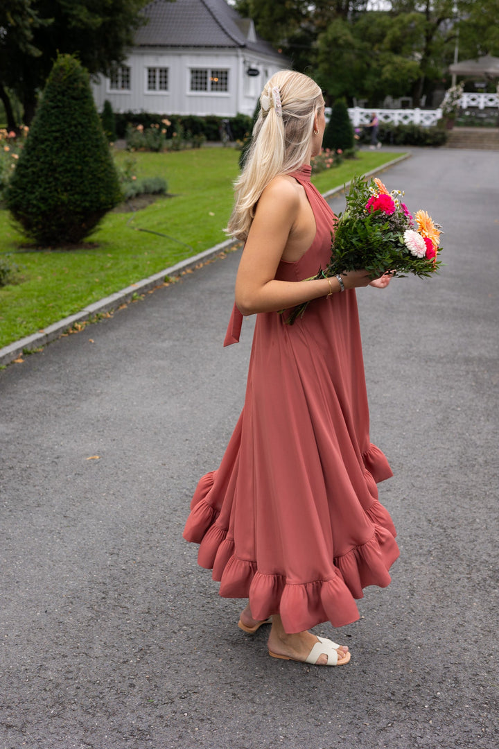 Sabrina Halterneck Ruffled Maxi Dress Terracotta | Kjoler | Smuk - Dameklær på nett