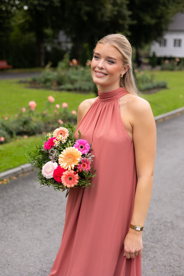 Sabrina Halterneck Ruffled Maxi Dress Terracotta | Kjoler | Smuk - Dameklær på nett