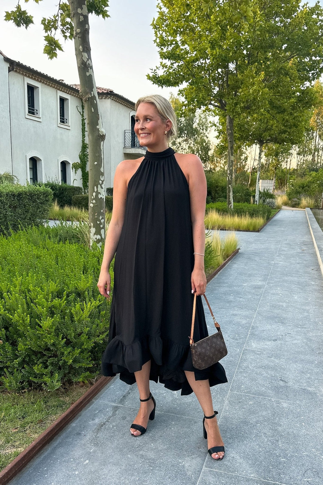 Sabrina Halterneck Ruffled Midi Dress Black | Kjoler | Smuk