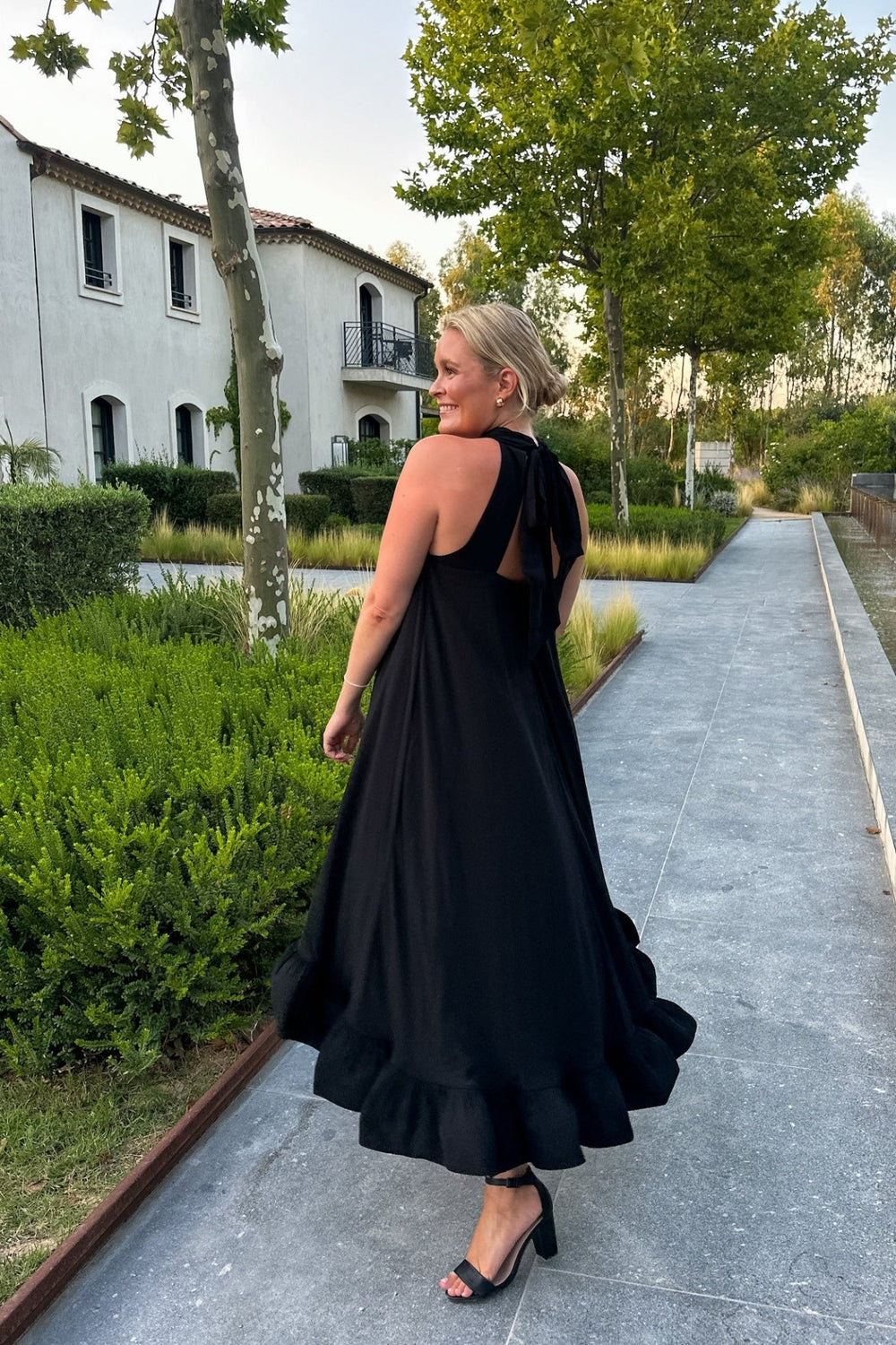 Sabrina Halterneck Ruffled Midi Dress Black | Kjoler | Smuk