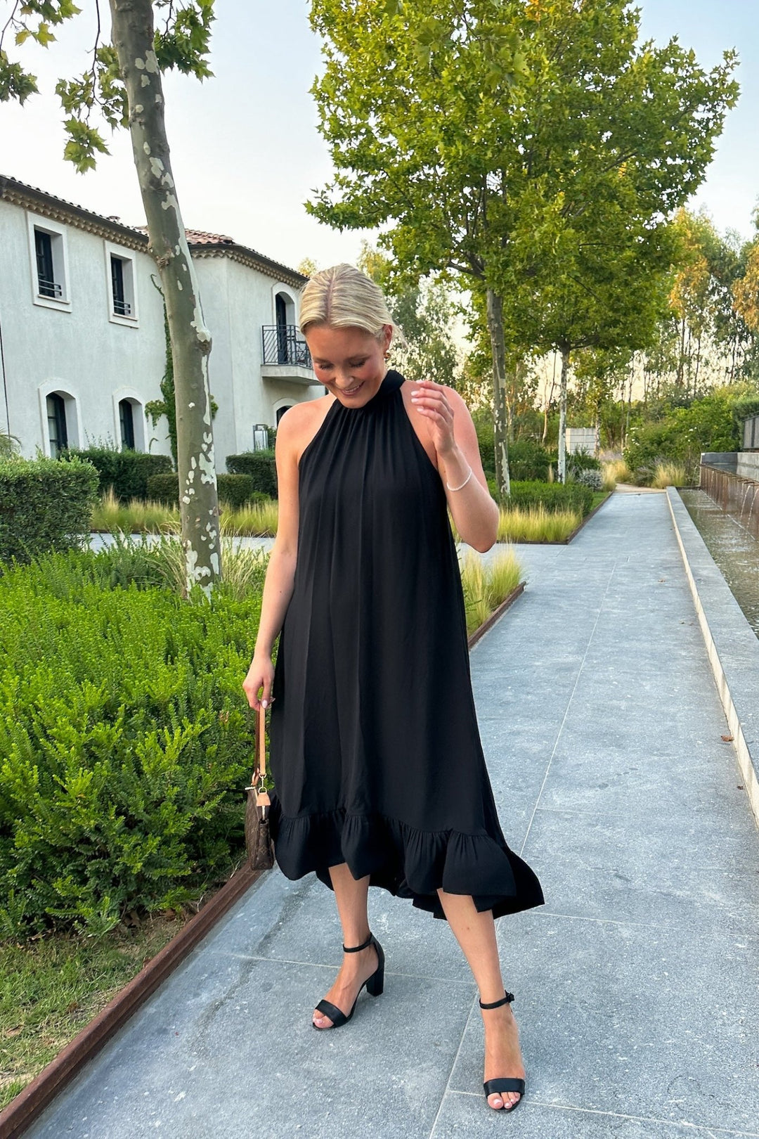 Sabrina Halterneck Ruffled Midi Dress Black | Kjoler | Smuk