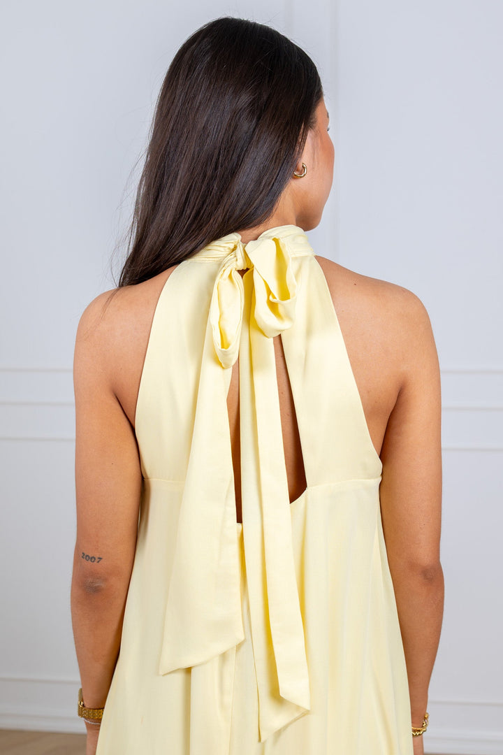 Sabrina Halterneck Ruffled Midi Dress Light Lemon | Kjoler | Smuk