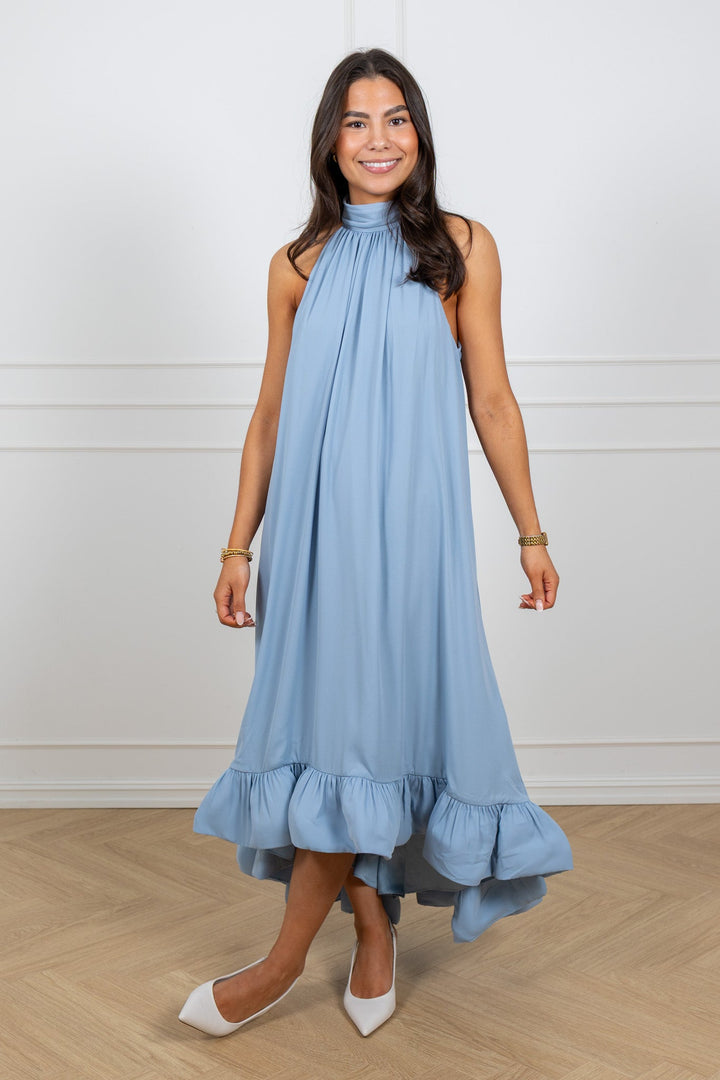 Sabrina Halterneck Ruffled Midi Dress Sky | Kjoler | Smuk