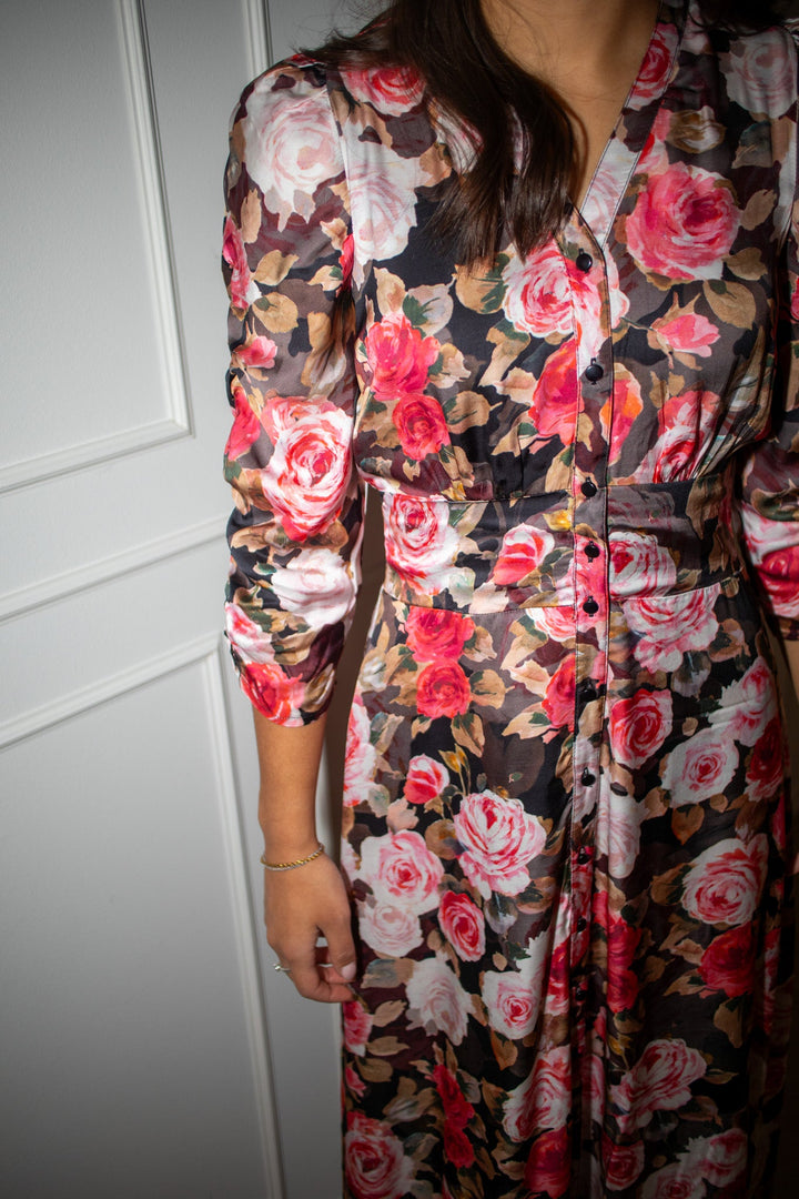 Satin Button - Down Dress Midnight Roses | Kjoler | Smuk - Dameklær på nett