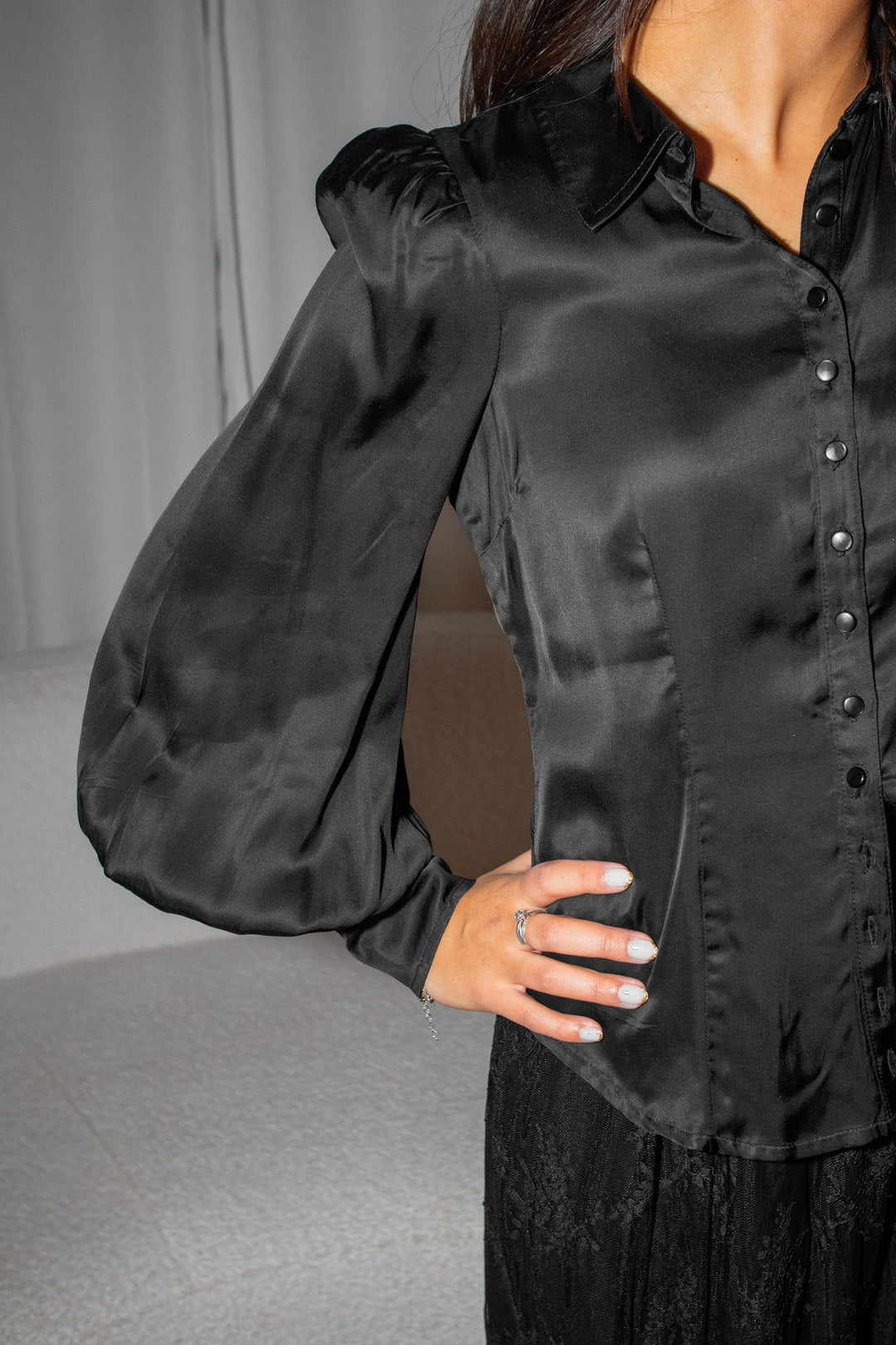 Satin Fitted Shirt Black | Skjorter og bluser | Smuk