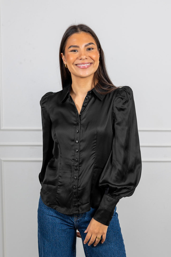 Satin Fitted Shirt Black | Skjorter og bluser | Smuk - Dameklær på nett