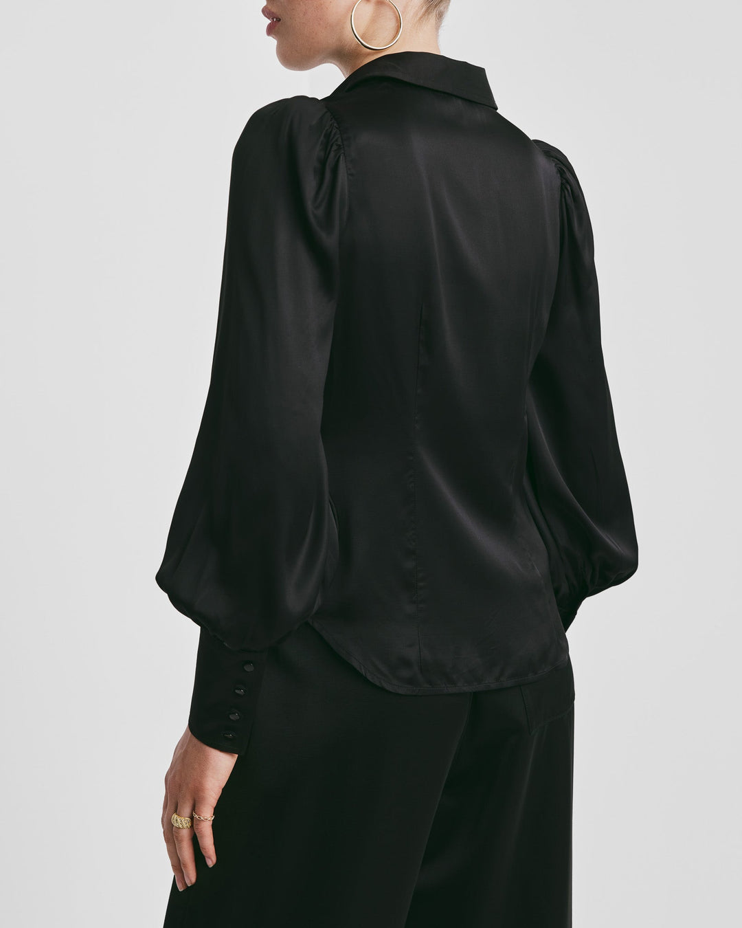 Satin Fitted Shirt Black | Skjorter og bluser | Smuk - Dameklær på nett