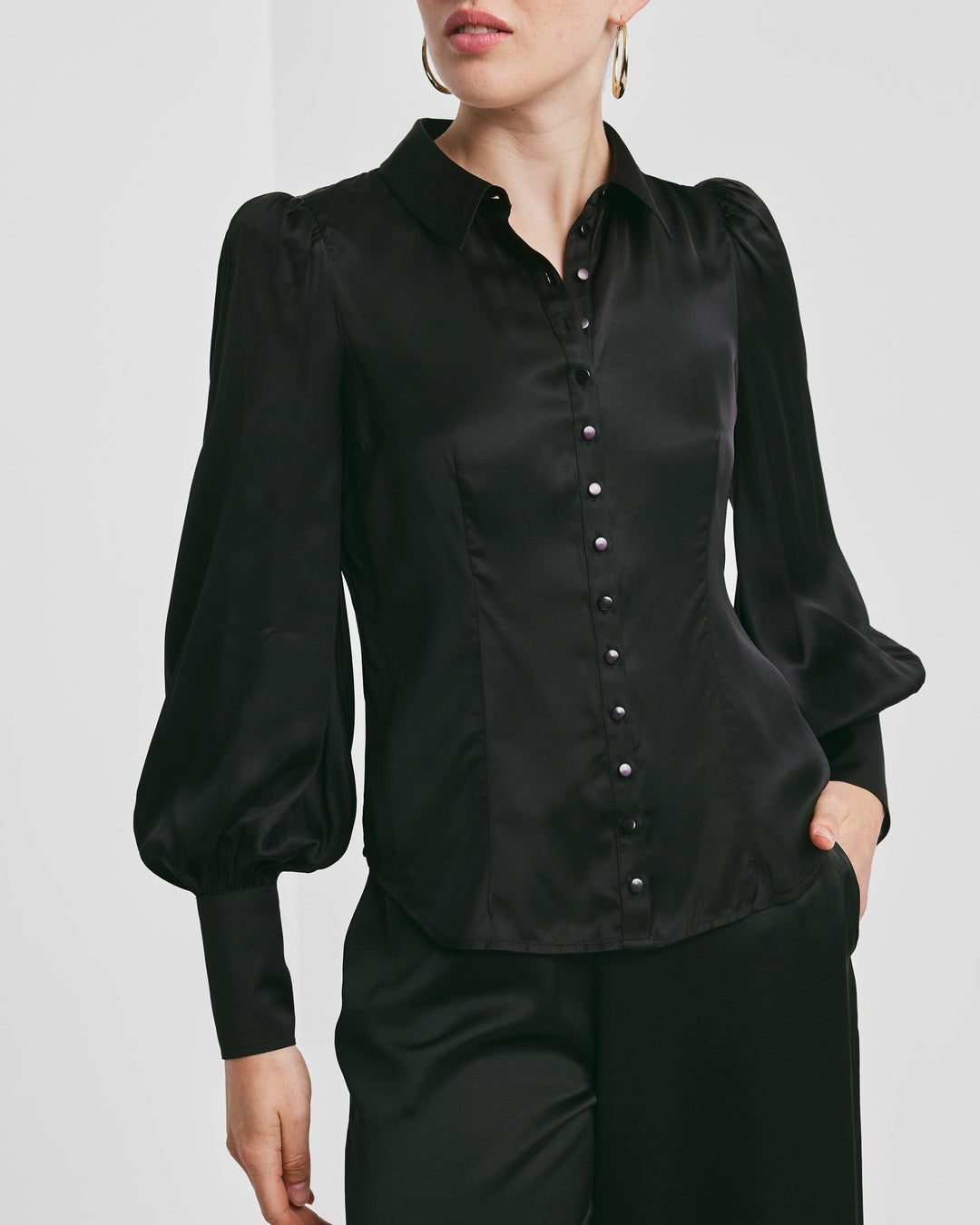 Satin Fitted Shirt Black | Skjorter og bluser | Smuk - Dameklær på nett